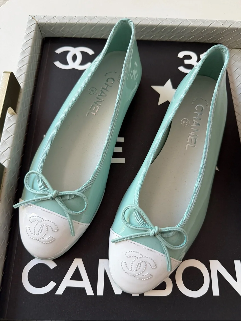 CHANEL MINTY TURQUOISE GREEN PATENT LEATHER WHITE CC CAP TOE BALLET FLATS 37 C